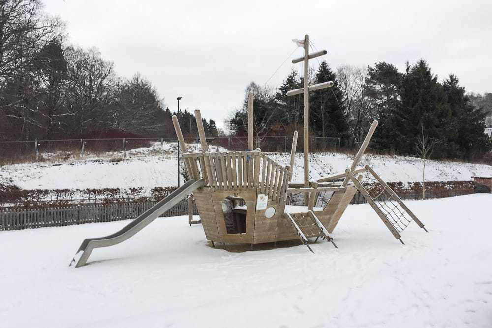 Das Piratenschiff am Airlebnisweg am Sorpesee im Schnee