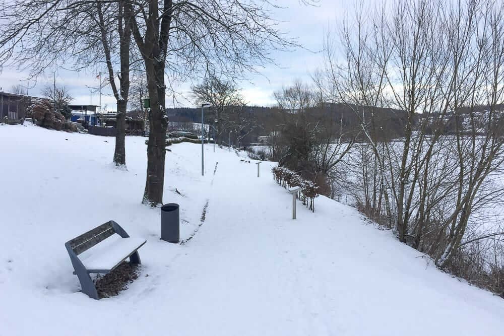 Spaziergang wenn Schnee im Sauerland liegt