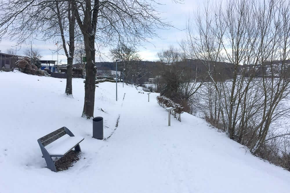 Schneespaziergang über den AiRlebnisweg am Sorpesee