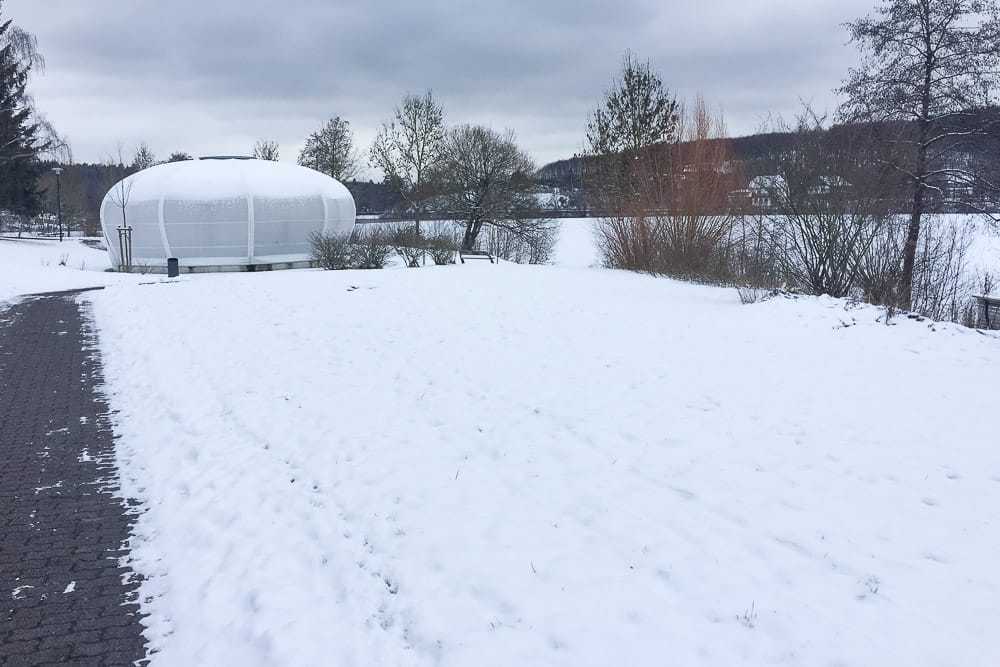 Weisser Pavillon auf dem Airlebnisweg am Sorpesee im Winter