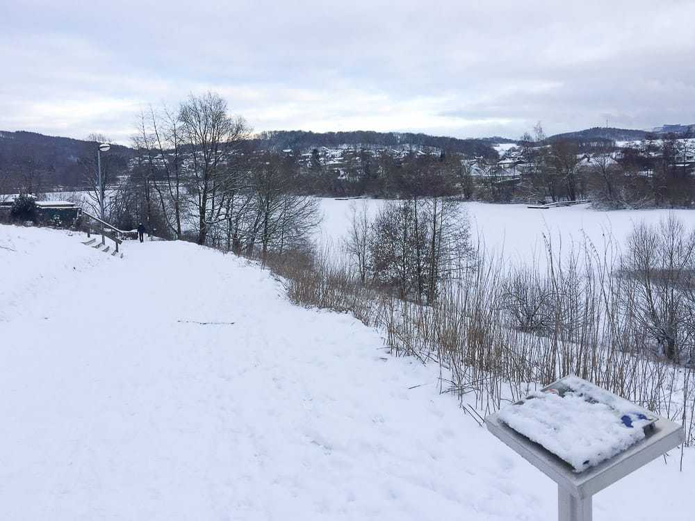 Eingeschneite Stationen am Airlebnisweg Sorpesee im Schnee