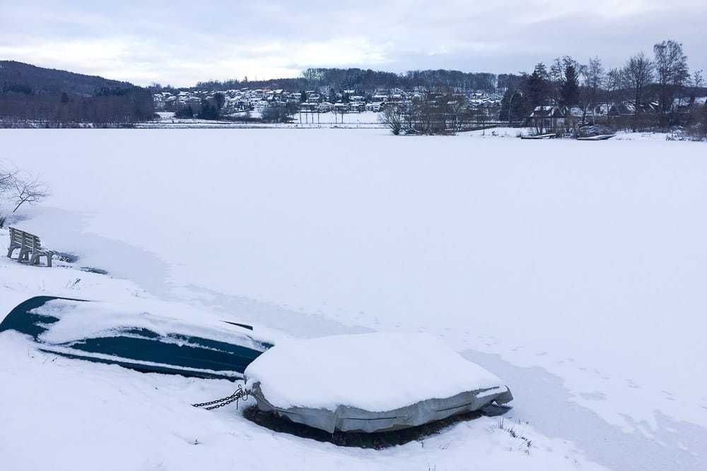 Blick auf den See auf dem AiRlebnisweg am Sorpesee im Schnee